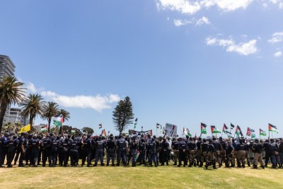Police separate a large group of pro-Palestinian supporters from a small group of pro-Israel supporters on November 12, 2023.