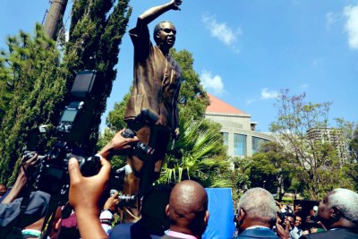 The statue of the former Tanzanian president,Mwalimu Julius Kambarage Nyerere, a leading pan-Africanist and peace builder, was unveiled at the African Union Summit in front of the Julius Nyerere Political Affairs, Peace & Security Building at @_AfricanUnion headquarters in Addis Ababa. #AUSummit